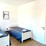 2 Rooms, Free Parking, 25 Min To Duesseldorf, 150 Mbps Wlan דירה דיסבורג